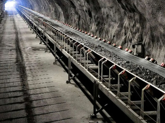 การทําเหมืองหินถ่านหิน ใต้ดิน Industrial Belt Conveyor ลักษณะโค้งตั้ง / ทิศฟ้า สูงถึง 30 °